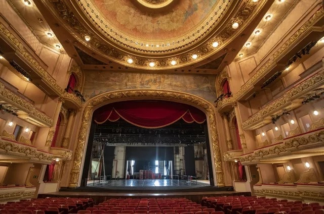 Interior do Theatro Municipal com plateia e camarotes dourados