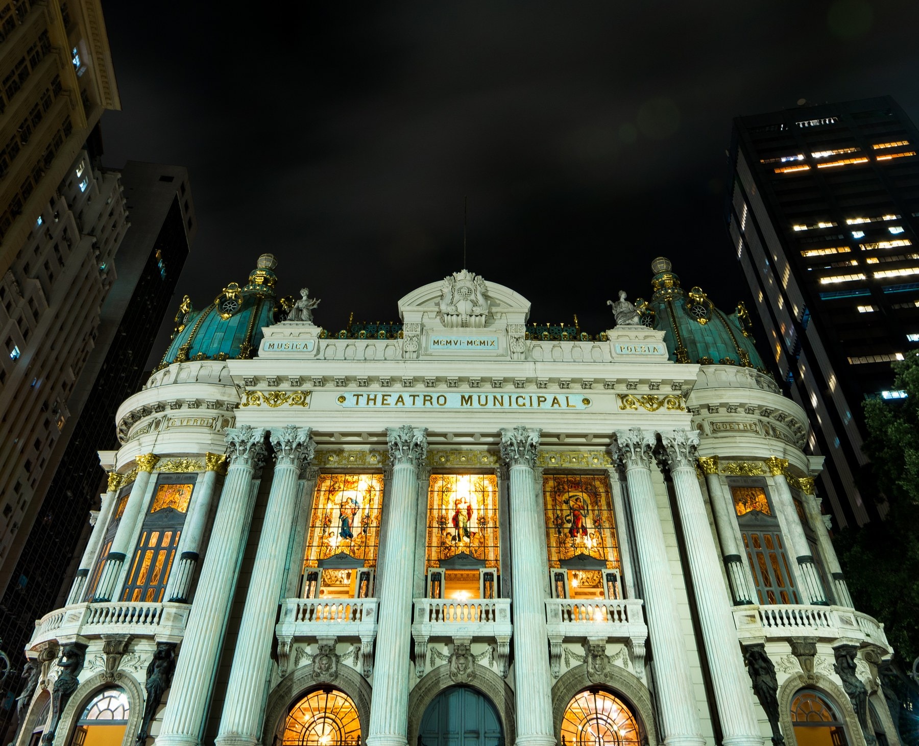Fachada do Theatro Municipal iluminada à noite